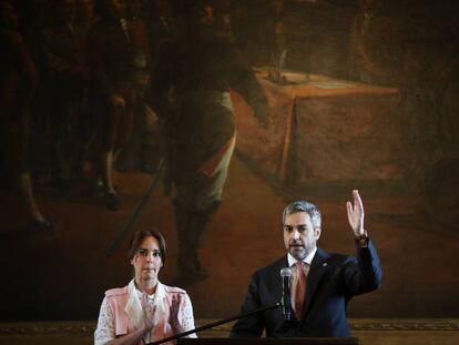 O presidente paraguaio Mario Abdo Benitez fala à nação ao lado de sua mulher, Silvana Lopez Moreira, no Palácio de Lopez.