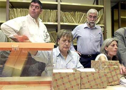 La Junta Electoral de la Comunidad de Madrid, durante el recuento de los votos.