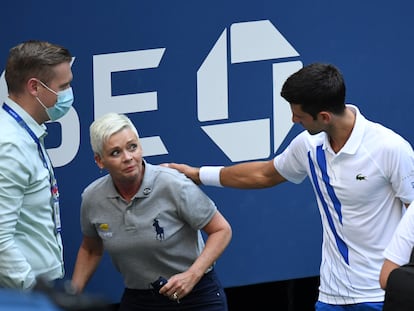 Djokovic consuela a la juez de línea, el domingo en la pista Arthur Ashe de Nueva York.