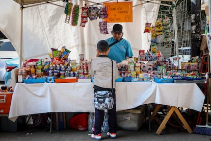 Venta de comida afuera de una escuela primaria en Ciudad de México.