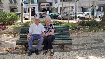 Domingos Abrantes y Conceiçao Matos, antiguos presos políticos de la dictadura portuguesa, en Lisboa a finales de julio.