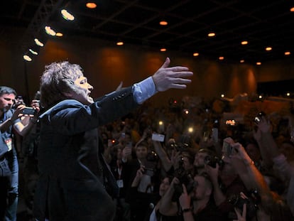 El precandidato presidenical argentino Javier Milei saluda a sus seguidores tras la presentación de su último libro, 'El fin de la inflación', el 14 de mayo de 2023 en Buenos Aires.