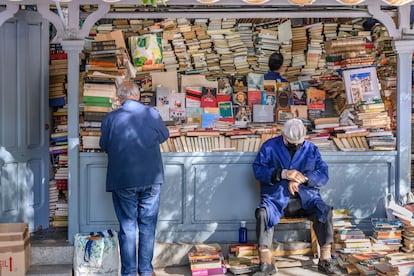 La cuesta del Moyano. La feria de libros permanente de Madrid cumple 100 años de existencia el próximo mayo. Para conmemorar la fecha, el colectivo de libreros ha organizado un programa de actividades a lo largo de 2025: exposiciones, tertulias, conferencias, sorpresas y, sobre todo, mucha cultura. En la imagen, puesto de la cuesta de Moyano.