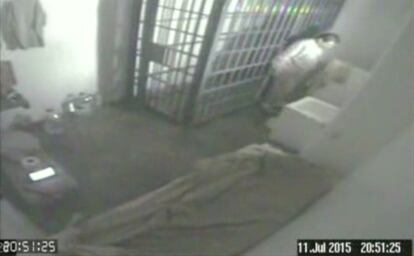 Imagen de la grabación de una cámara de la cárcel de máxima seguridad de El Altiplano, con El Chapo fugándose de su celda, el 11 de julio de 2015.