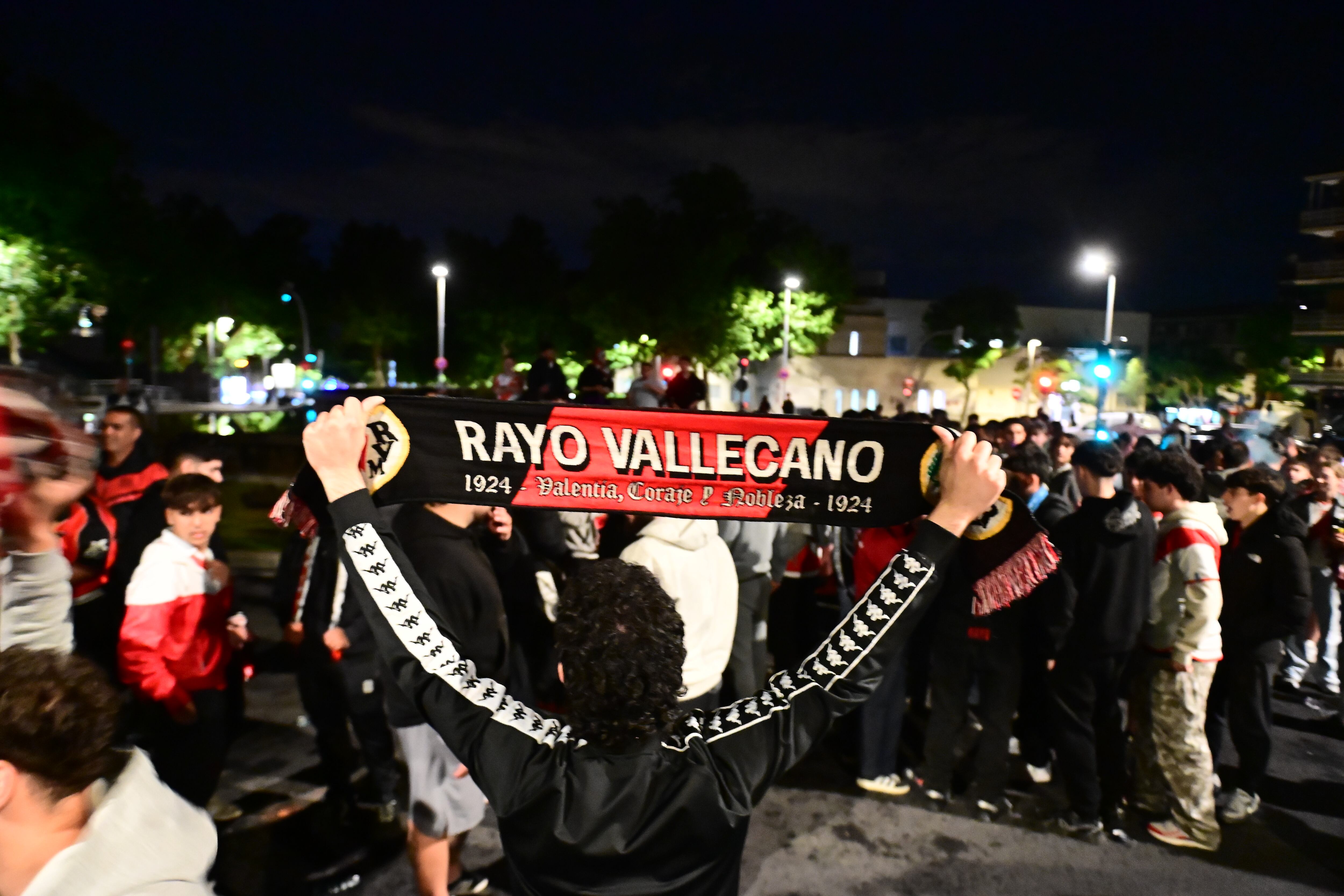 Aficionados del Rayo Vallecano celebra el triunfo del equipo en Vallecas, este jueves. 