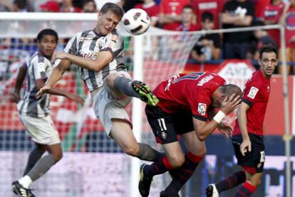 El defensa del Almería Michael Jakobsen despeja un balón.