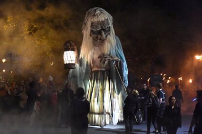 Un miembro del grupo de performance 'Macnas' participa en el desfile de Halloween llamado Savage Grace en Galway (Irlanda), 30 de octubre.