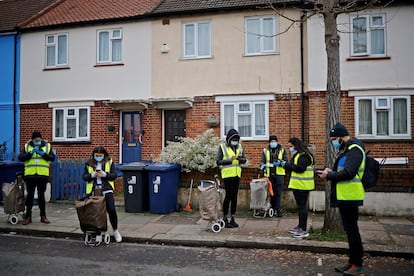 Voluntários se preparam para distribuir exames caseiros de covid-19, em Londres, nesta quarta.