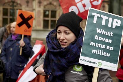 Un grupo de agricultores y miembros de la organizaci&oacute;n holandesa de medio ambiente participan en un manifestaci&oacute;n en contra del TTIP en La Haya. EFE/Archivo