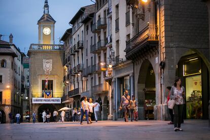 La fachada del Ayuntamiento de VIc con una estelada y una pancarta independentista