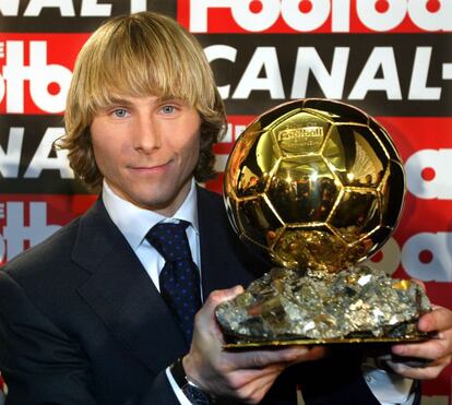 El futbolista checo del Juventus Pavel Nedved posa con el Balón de Oro que le otorgó la revista France Football en 2003.