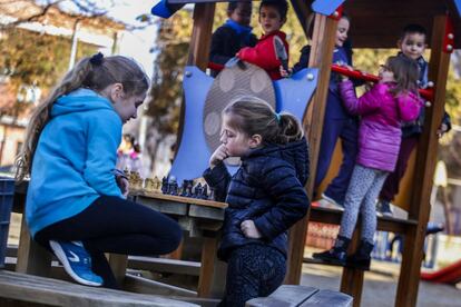 Jugar a escacs és una alternativa al futbol a l'escola de Ripollet.
