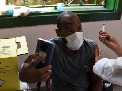 Un hombre recibe la vacuna en Río de Janeiro, el pasado 10 de julio.