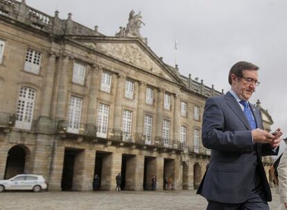 El alcalde imputado de Santiago, Ángel Currás, sale del Ayuntamiento.