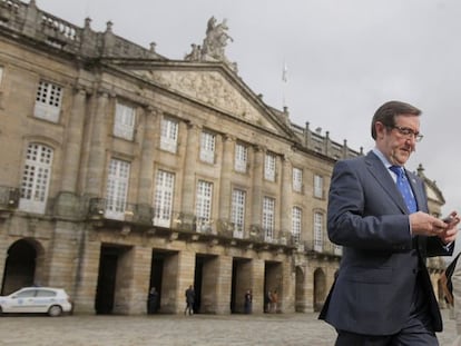 El alcalde imputado de Santiago, &Aacute;ngel Curr&aacute;s, sale del Ayuntamiento.