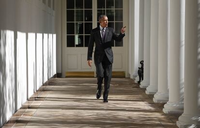 El president nord-americà, Barack Obama, es dirigeix al Despatx Oval de la Casa Blanca a Washington, Estats Units.
