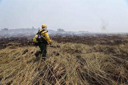 bombero trabaja en el incendio en la provincia argentina de Corrientes