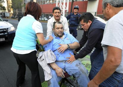 Un herido es auxiliado tras la explosión en un edificio de la sede de Pemex en la Ciudad de México.