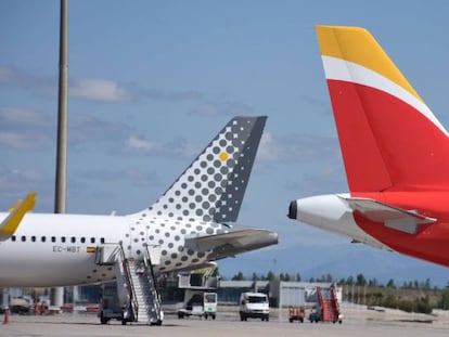 Las colas de un avión de Vueling y otro de Iberia.