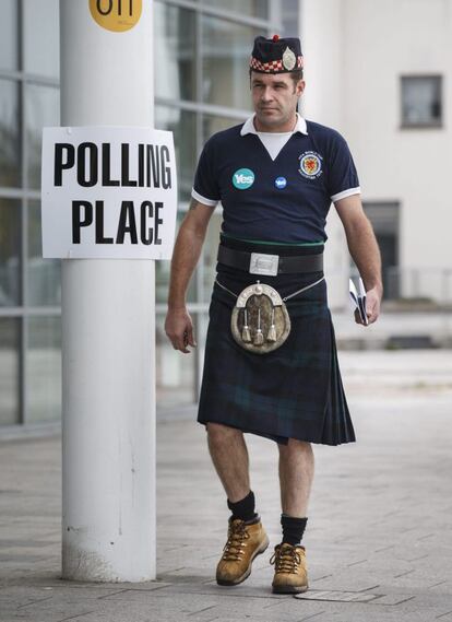 Un hombre vestido el traje típico escocés se dirige a un colegio electoral en Stirling, Escocia, Reino Unido.