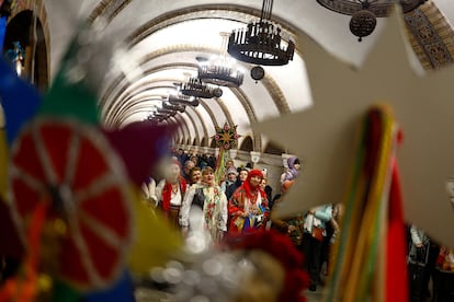 Un grupo de personas vestidas con trajes tradicionales canta villancicos en el metro de Kiev, el lunes.