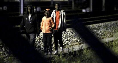 Inmigrantes tratan de acceder al túnel del Canal, cerca de Calais.