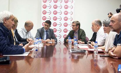 Imagen de la reunión en la sede de UGT. En el centro, el lehendakari Patxi López y el secretario general de UGT, Dámaso Casado