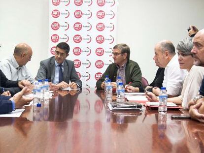 Imagen de la reunión en la sede de UGT. En el centro, el lehendakari Patxi López y el secretario general de UGT, Dámaso Casado