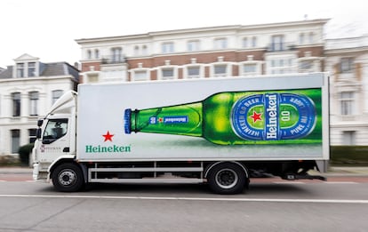 Un camión de cerveza Heineken.