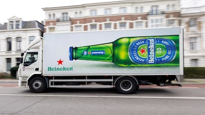 Un camión de cerveza Heineken.