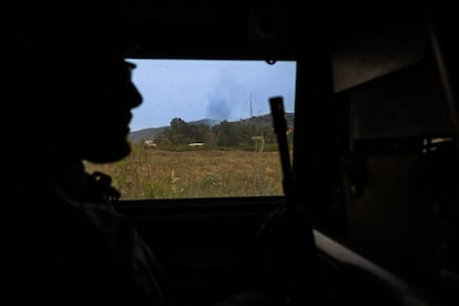 Desde la ventana de un vehículo militar español se ve un ataque de Hezbolá sobre territorio israelí. Diego Ibarra Sánchez para el PAÍS