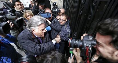 El extesorero del PP Luis Bárcenas trata de entrar en su domicilio.