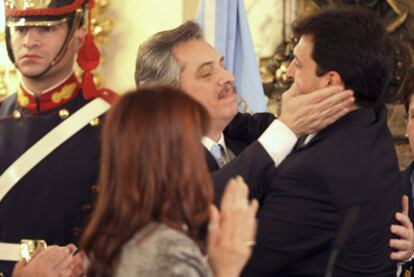 Alberto fernández saluda a su sucesor, Sergio Massa, como jefe de gabinete de la presidencia de Cristina Fernández de Kirchner.