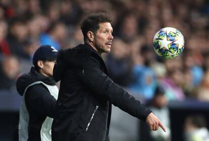 Simeone, en la banda durante el partido contra el Bayer.