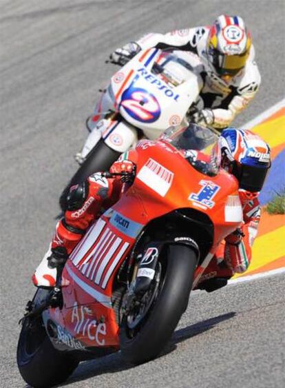 Casey Stoner, por delante de Dani Pedrosa.