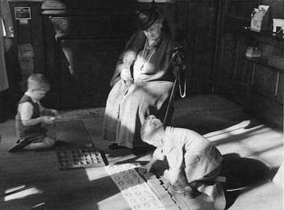 Maria Montessori observes two children in a classroom in London in 1946.