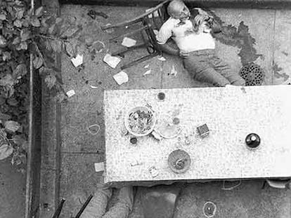 El capo mafioso Carmine Galante yace boca arriba en el restaurante de Brooklyn donde fue asesinado en 1979.