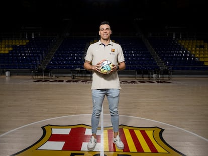 El jugador de fútbol sala del FC Barcelona Sergio Lozano, posando en el Palau Blaugrana.