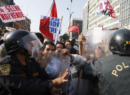 Manifestantes en apoyo a los nativos de la Amazonia y la policía se enfrentan en las calles de Lima