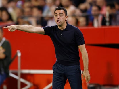 Xavi gesticula en la banda durante el choque ante el Sevilla.