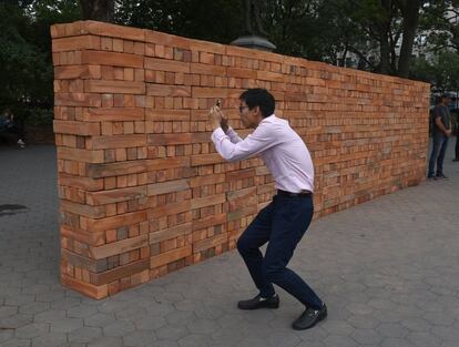 Bosco Sodi ha enfatizado que en respuesta de la intención de Trump de construir un muro a lo largo de los 3.200 kilómetros de frontera entre México y Estados Unidos, él ha intentado demostrar que "cuando la gente se une, puede destruir cualquier muro, ya sea mental, político, psicológico, físico".