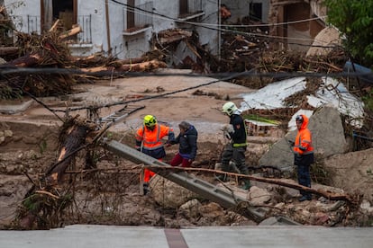 Varios servicios de emergencias ayudan en las labores de rescate, en Letur, Albacete, este martes.