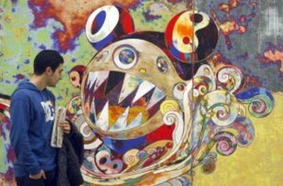 Un visitante contempla la obra 272- 727 ( 2006) , de Takashi Murakami, expuesta en la muestra del artista en el museo Guggenheim de Bilbao, en 2009