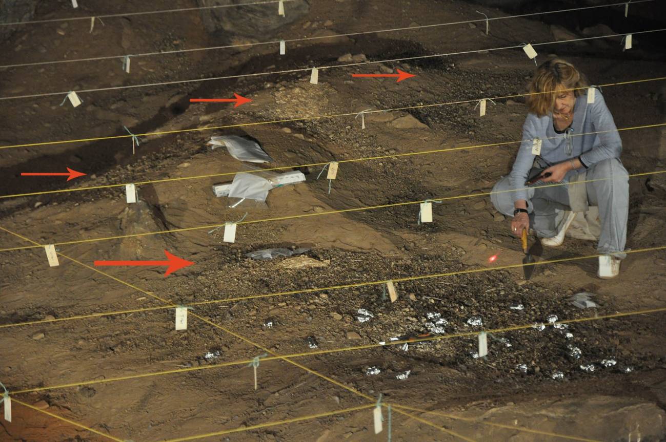 Una de las científicas a cargo de la investigación muestra los hallazgos en la cueva de Wonderwerk.
