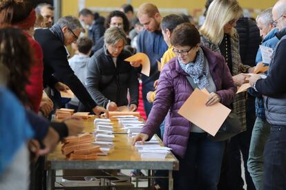 Polling station in Pavelló de Palau in Girona.