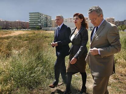 Juan Soto, Carmen Alborch y Vicente González Móstoles, ayer, en Benicalap.