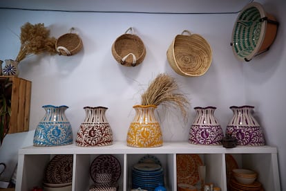 Jarrones de cerámica granadina de Los Arreyanes.