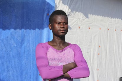 Samuel, un paciente recuperado del ébola, posa antes de regresar a casa tras el periodo de aislamiento.