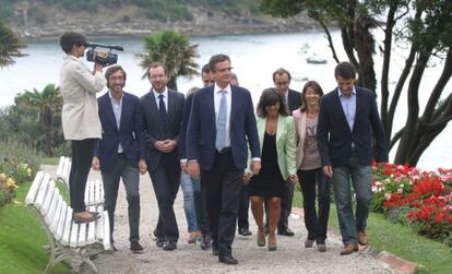 Basagoiti (en el centro), Sémper (a su espalda), Maroto, Oyarazábal (ambos tras ellos a la izquierda) y otros dirigentes del PP vasco, en San Sebastián.