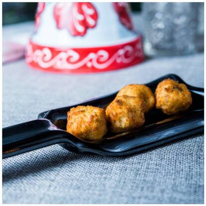 Croquetas de jamón (1.30 €, unidad) y croquetas de choco (1.50 €, unidad). Tan solo lleva un año abierto, pero este restaurante con una cocina de inspiración andaluza ya se está convirtiendo en todo un referente en Madrid. Sobre todo por su carta de “picotaje” en barra, en la que no faltan unas croquetas con un sencillo secreto: “Utilizar para la bechamel la mitad de leche y la mitad del caldo de lo que sean las croquetas”, informan los responsables.
<a href="http://www.lamalaje.es/">La Malaje.</a> Relatores, 20. Madrid.